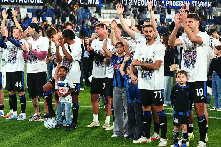 I giocatori dell'Atalanta salutano il pubblico dopo l'ultima partita di campionato