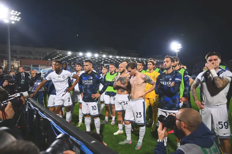 La delusione dei giocatori dell'Inter per aver perso lo scudetto all'ultima giornata