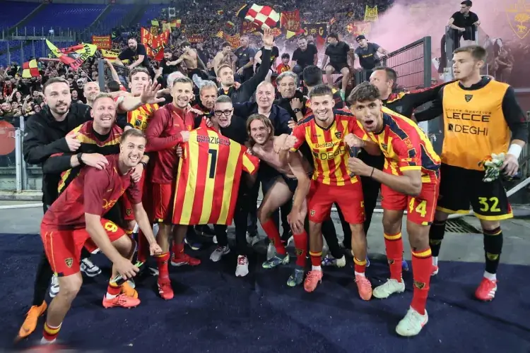 Il Lecce festeggia la salvezza all'Olimpico di Roma dopo aver battuto la Lazio