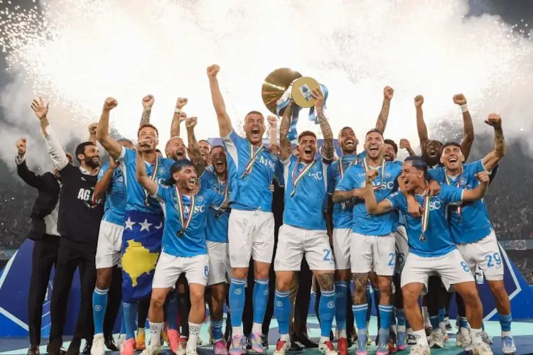 Il Napoli festeggia la vittoria dello scudetto